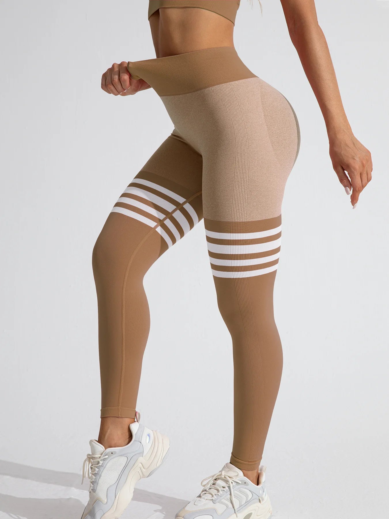 Women's butt-hugging leggings with a V-shaped back seam