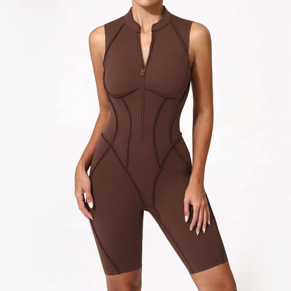 Naisten muotoja imarteleva jumpsuit -shortsimalli