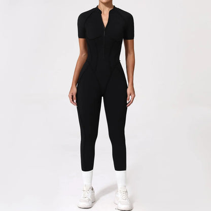 Naisten muotoja imarteleva jumpsuit -shortsimalli