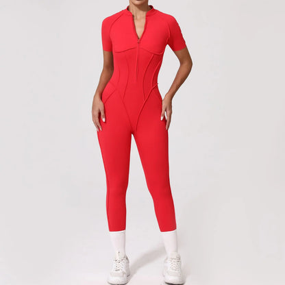 Naisten muotoja imarteleva jumpsuit -shortsimalli