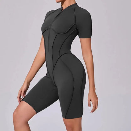 Naisten muotoja imarteleva jumpsuit -shortsimalli