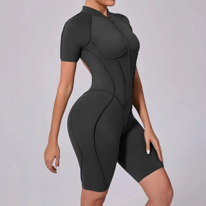 Naisten muotoja imarteleva jumpsuit -shortsimalli