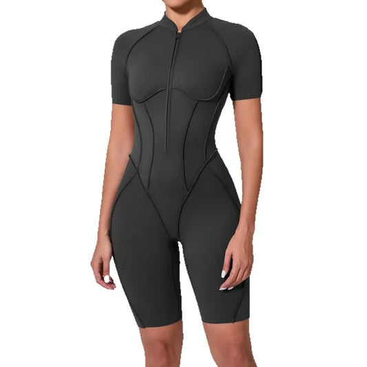 Naisten muotoja imarteleva jumpsuit -shortsimalli