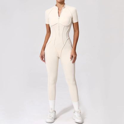 Naisten muotoja imarteleva jumpsuit -shortsimalli