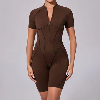 Naisten muotoja imarteleva jumpsuit -shortsimalli