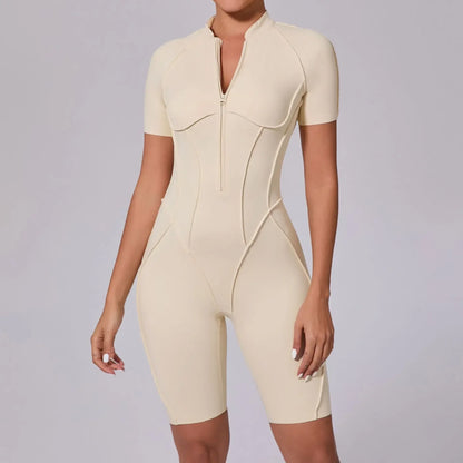 Naisten muotoja imarteleva jumpsuit -shortsimalli