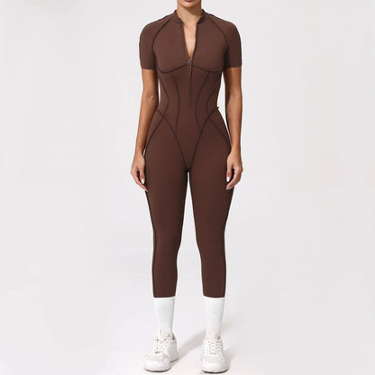 Naisten muotoja imarteleva jumpsuit -shortsimalli