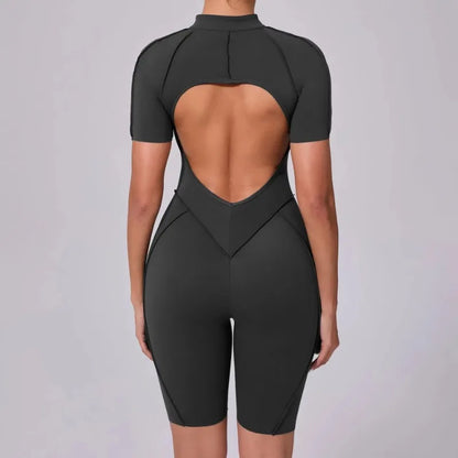 Naisten muotoja imarteleva jumpsuit -shortsimalli