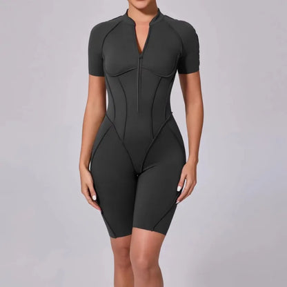 Naisten muotoja imarteleva jumpsuit -shortsimalli