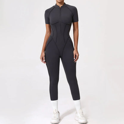 Naisten muotoja imarteleva jumpsuit -shortsimalli