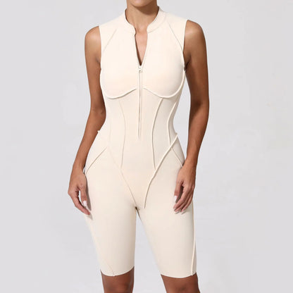 Naisten muotoja imarteleva jumpsuit -shortsimalli