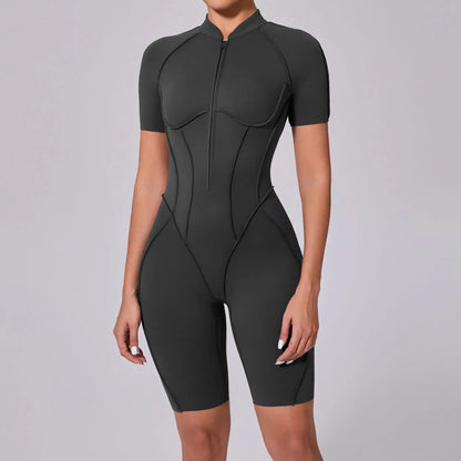 Naisten muotoja imarteleva jumpsuit -shortsimalli