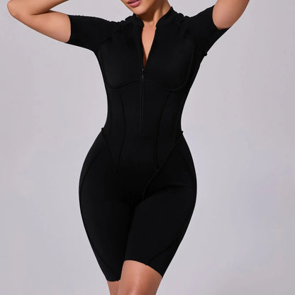 Naisten muotoja imarteleva jumpsuit -shortsimalli